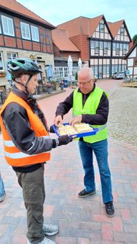 012017 Peter Kostrewa bringt Cafe und Kuchen. Ralph greift beherzt zu