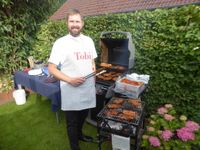 014019 Grillminister Tobias hat alles vorbereitet