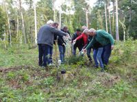 022007 gemeinsam wird der Stammtisch Baum angegossen. Otmar,Sven,Tobias,Ralph,Udo,Gerhard,Adolf schaut vom Eingang zu